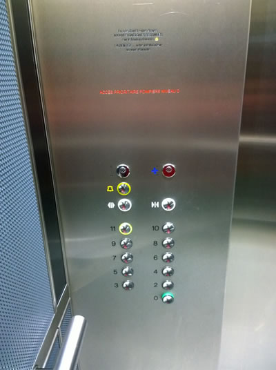 panneau ascenseur avec mauvais contraste