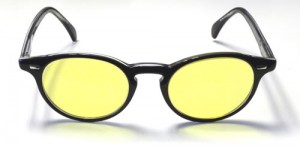 giorgio armani noire avec filtre jaune malvoyant